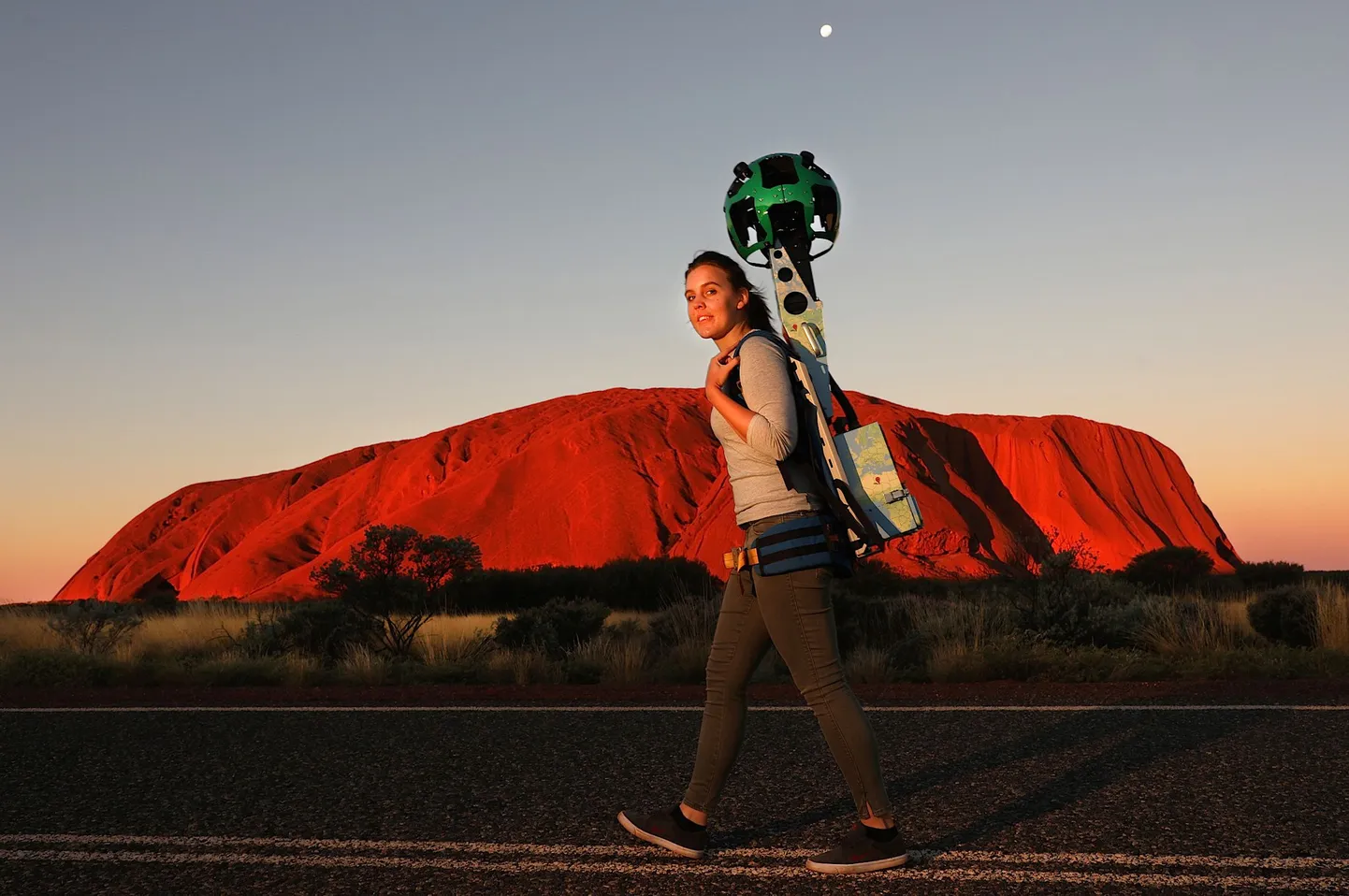 Naisel on seljas Google Street View Trekker kaamera, millega tehti Ulurust pilte