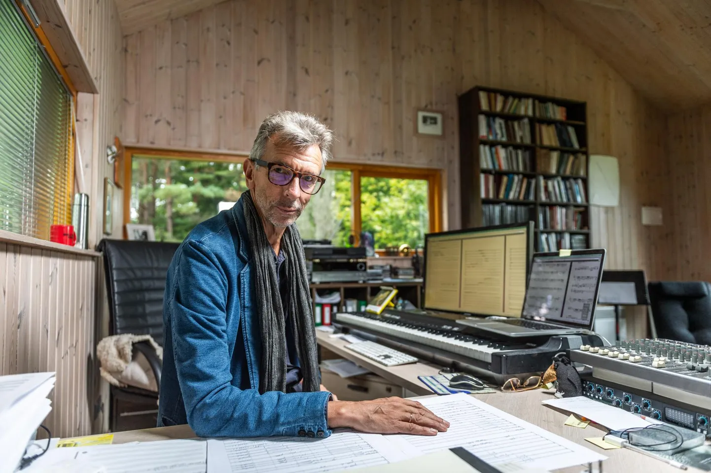 Erkki-Sven Tüür elab suurema osa aastast Hiiumaal, seda olulisem oli talle inspireerivate muusikutega maailma eri paigus suhtlemine. «Alates möödunud kevadest on see pool mu elust pausi peal ja see ei inspireeri mind mitte mingil kombel,» tunnistab helilooja.