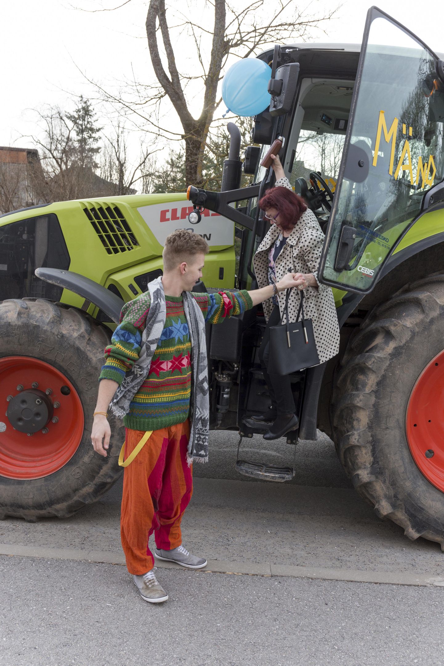 Inglise keele õpetaja Eda Mänd saabus reedel koolimaja peaukse ette traktorikabiinis.