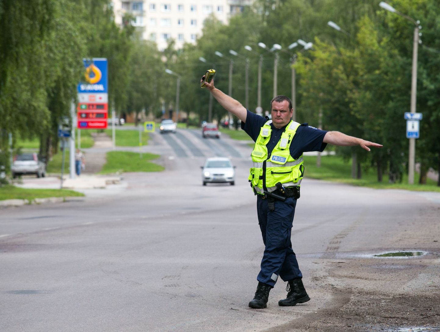 Liikluspolitsei komissar Andrus Pulst kontrollib juhtide joovet ja  dokumente.