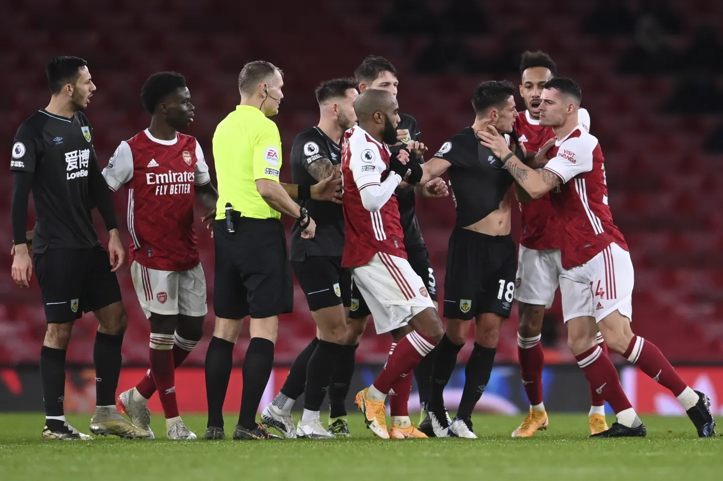 Granit Xhaka (paremal) haaras kohtumises Ashley Westwoodi kõrist ja teenis punase kaardi.