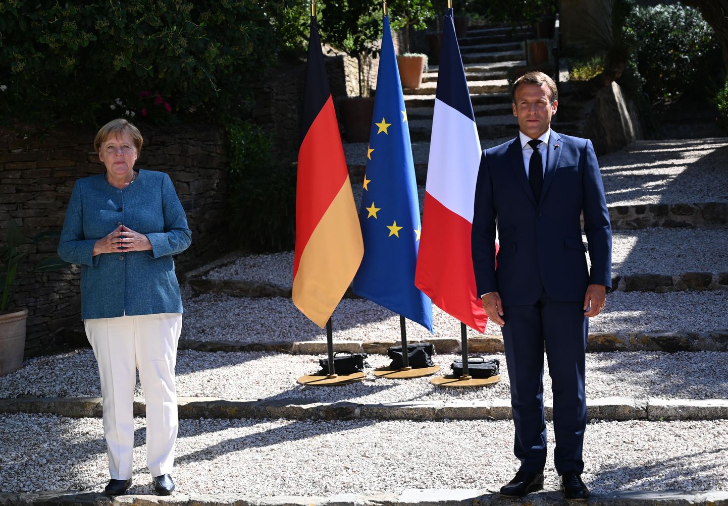 Prantsuse president Emmanuel Macron tervitamas Saksa kantslerit Angela Merkelit oma suveresidentsis Fort de Brégançonis.