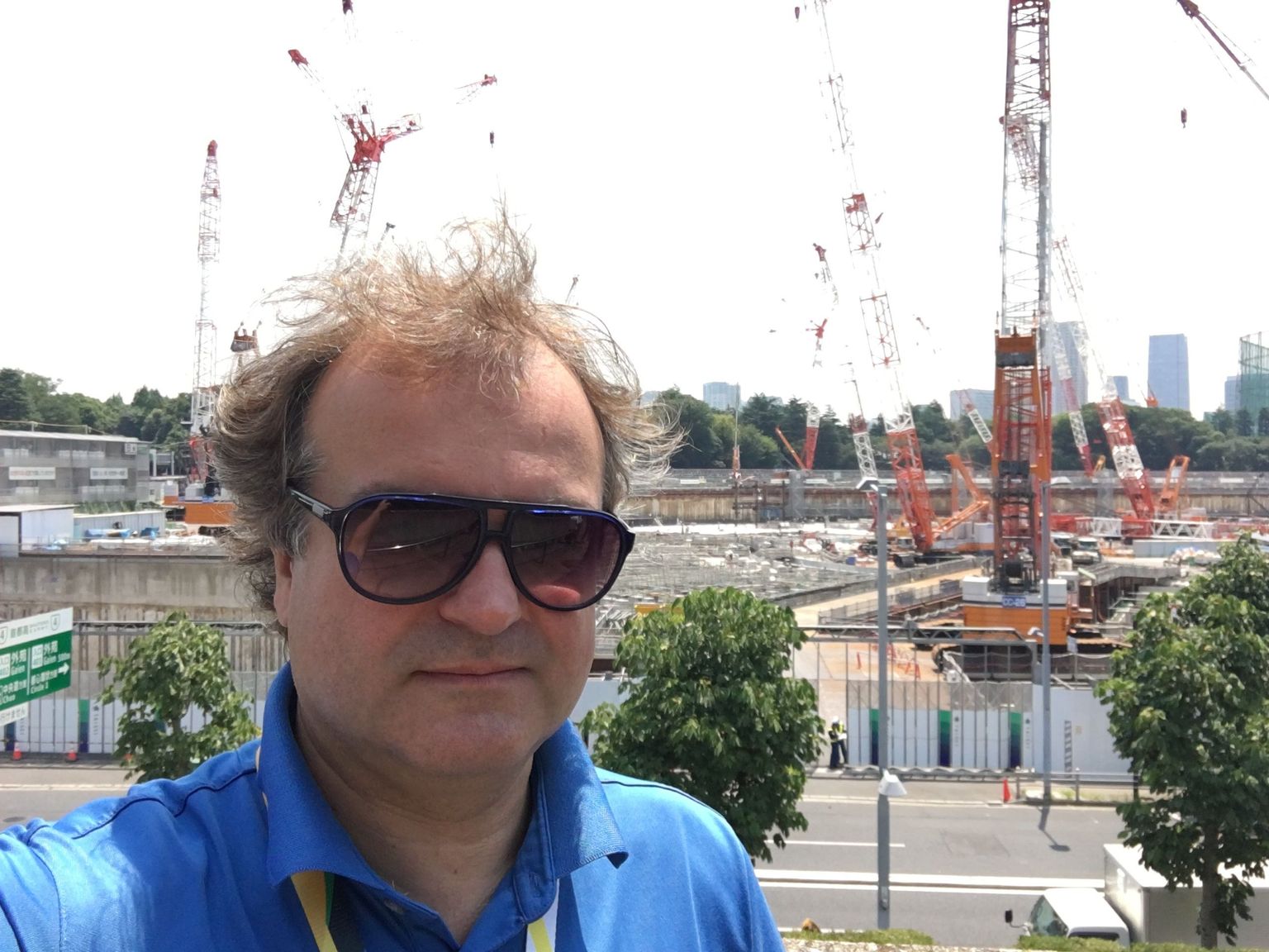 Marko Kaljuveer rajatava Tokyo olümpiastaadioni ees