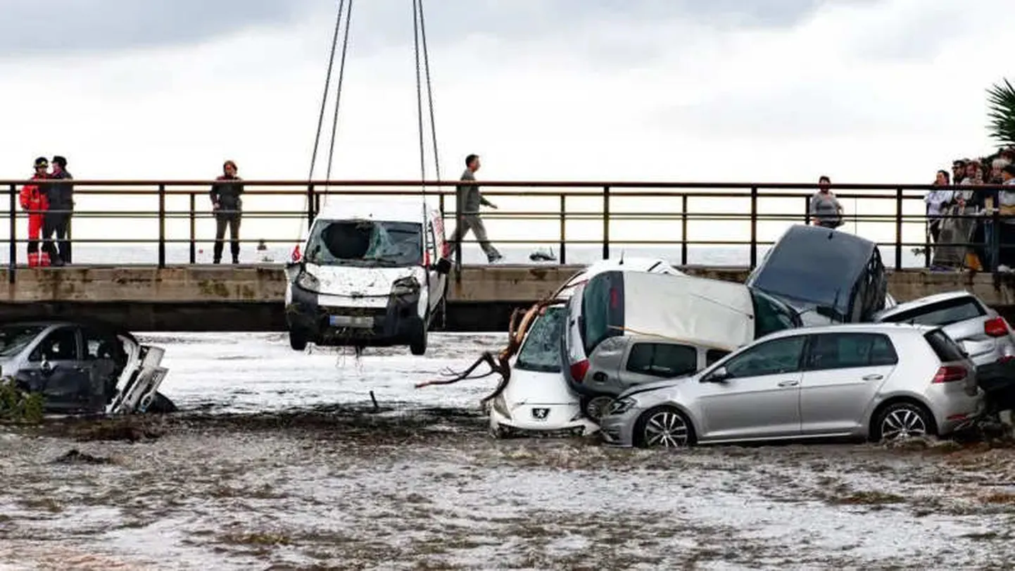 Потоки воды принесли к мосту около 30 автомобилей