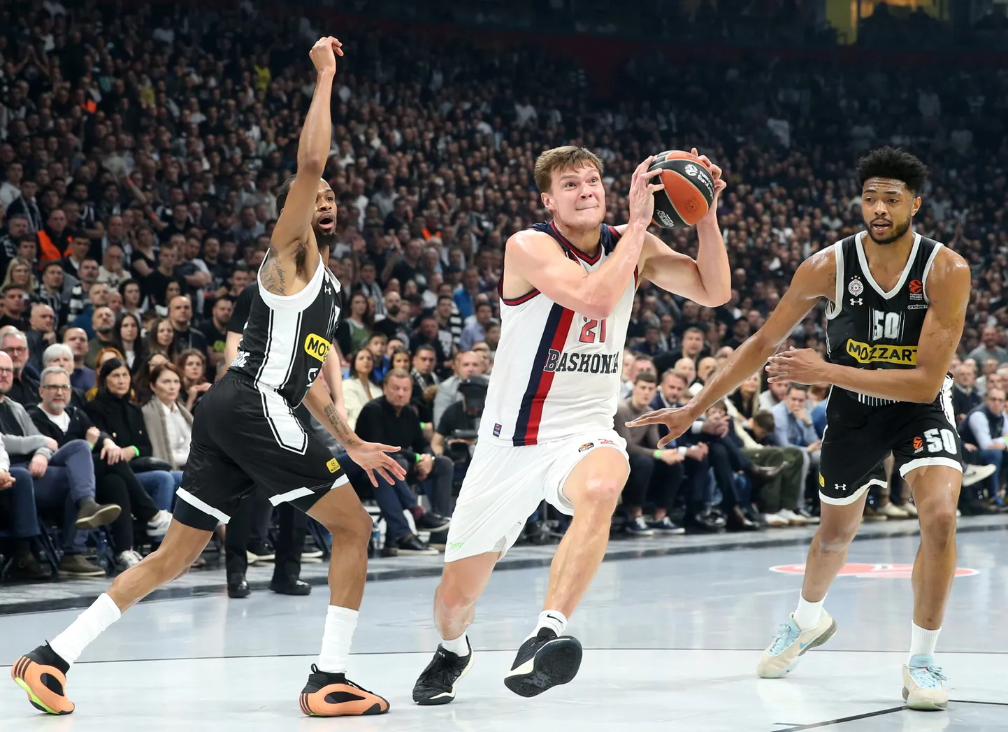 Maik-Kalev Kotsar (palliga) viskas Partizani vastu kaks punkti ja mängis vaid kümme minutit.