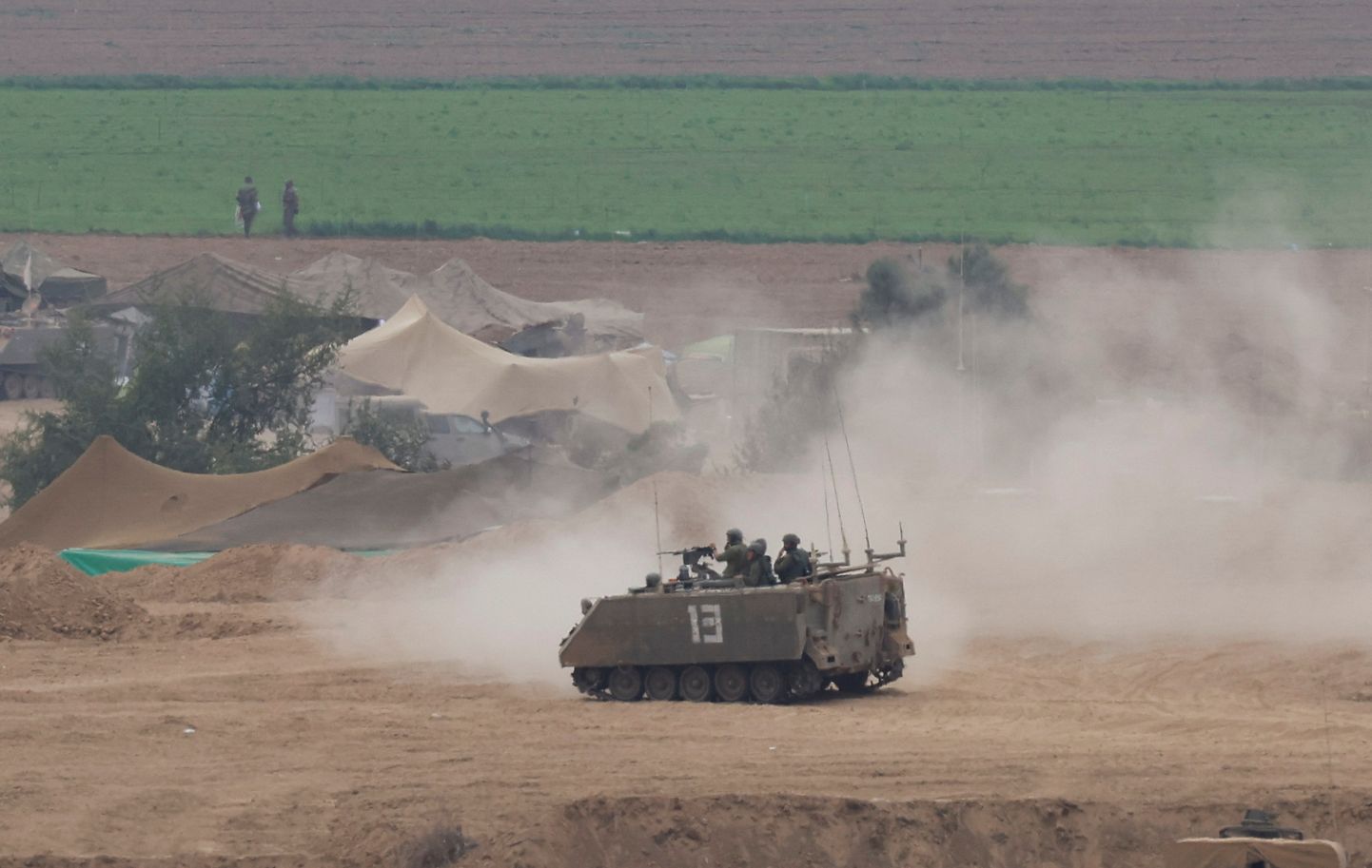 Израильские солдаты на бронетранспортере (БТР) на фоне конфликта между Израилем и палестинской исламистской группировкой ХАМАС вблизи границы между Израилем и Газой, Израиль 29 октября 2023 г.
