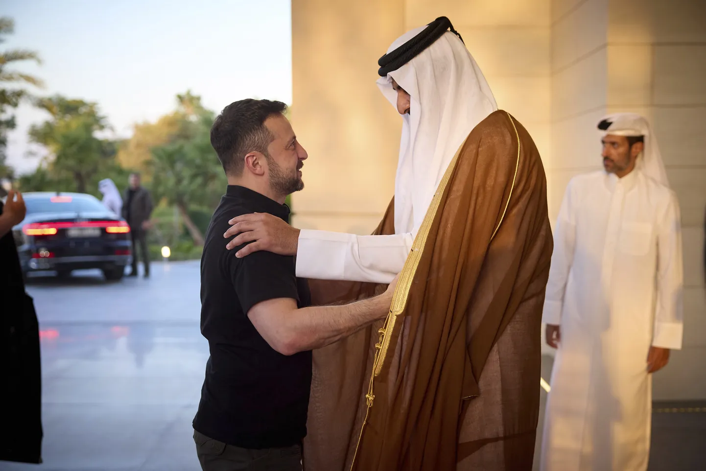 Ukraina president Volodõmõr Zelenskõi pidas neljapäeval Kataris kõnelusi emiiri šeik Tamim bin Hamad Al-Thaniga.