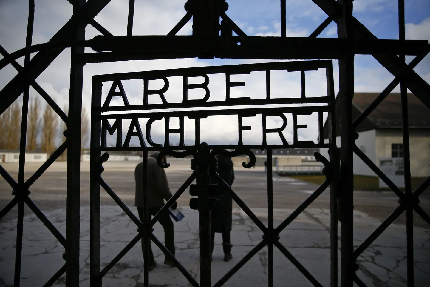 Dachau koonduslaager-muuseumi väravalt viidi kaks aastat tagasi silt «Arbeit macht frei»