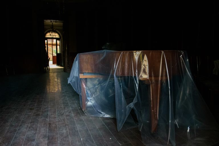Залы Дворца Толстых после обстрела. Уцелевшие предметы интерьера укрыты пленкой чтобы уберечь их от попадания строительный пыли, которой вокруг в избытке. 