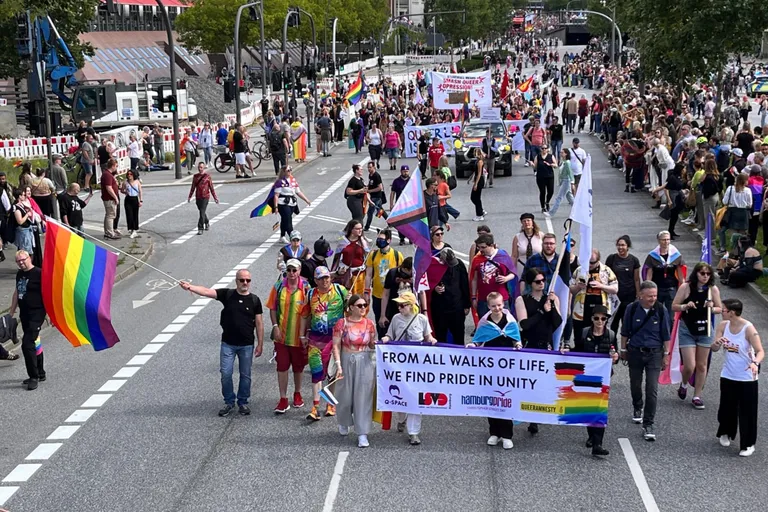 Совместная эстонско-немецкая колонна на прайд-марше в Гамбурге.
