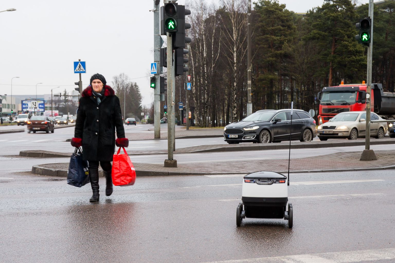 Starshipi pakiveorobot toimetab Tallinnas toidu restoranist kliendi koju