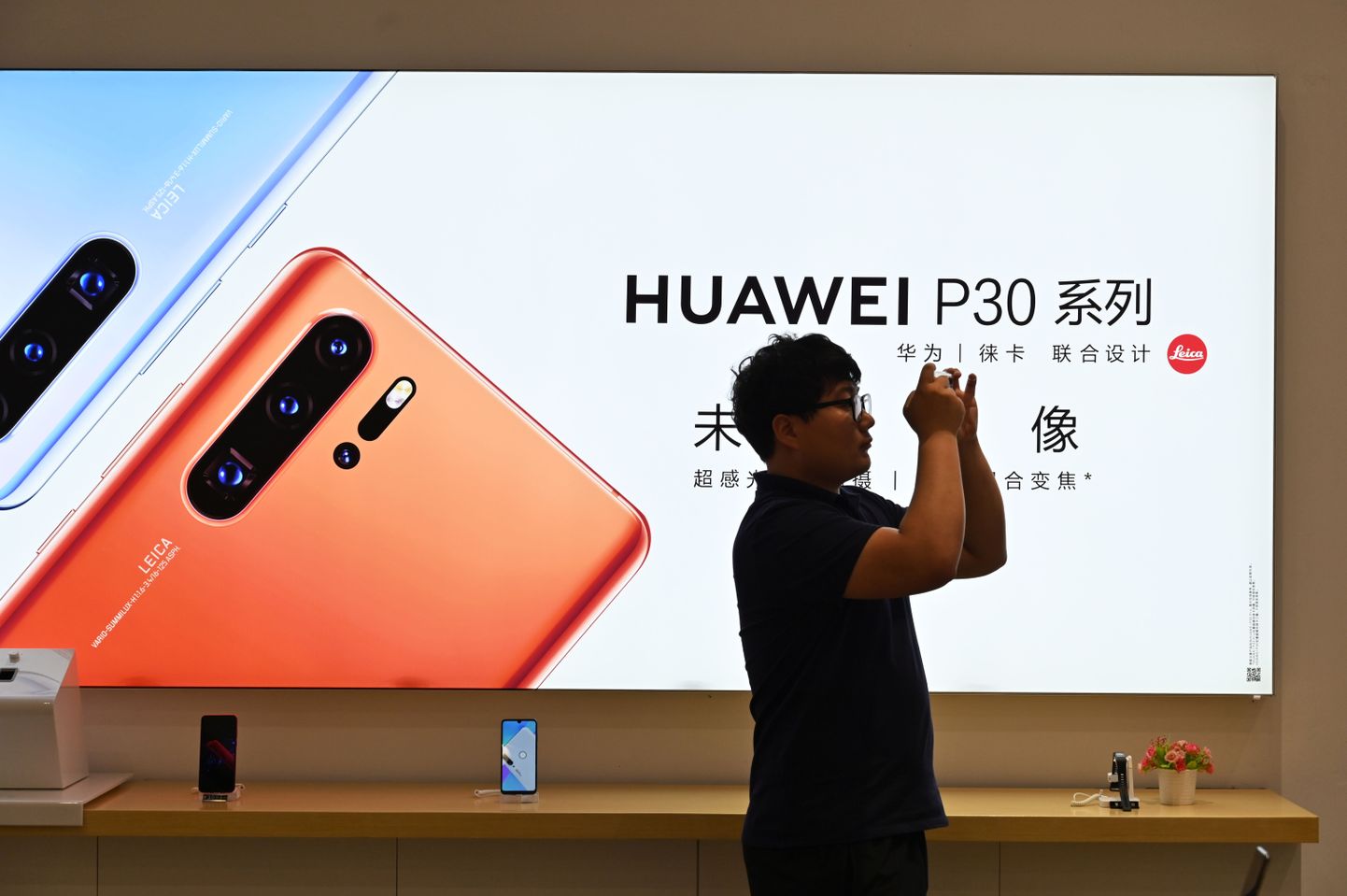 Реклама Huawei в Шанхае.