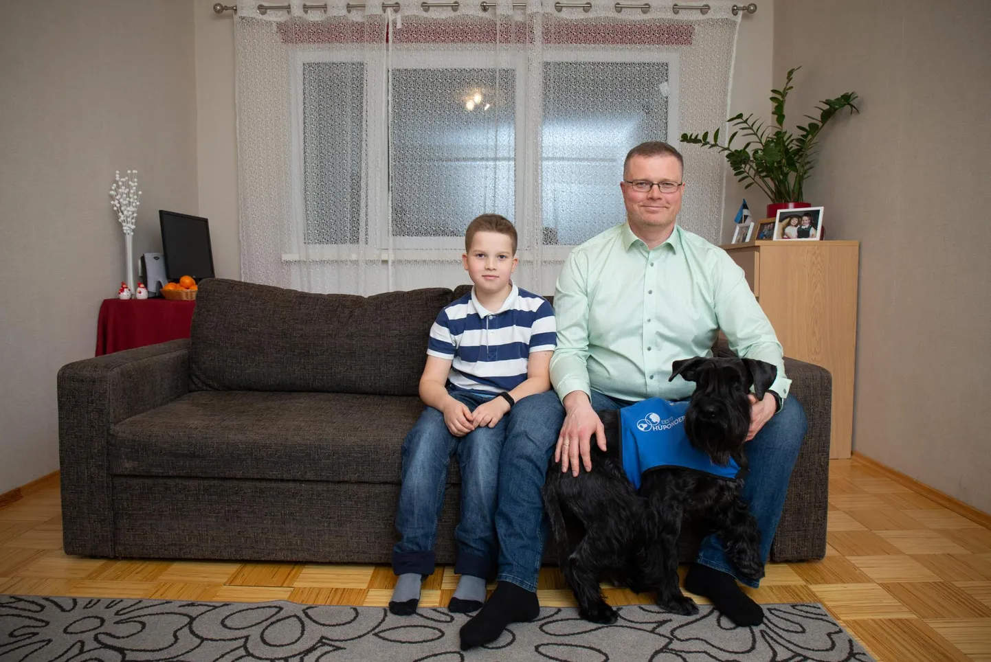 Siim ja Kaarel Tuulis ning hüpokoer Luki. Kuna isa Kaarlil oli lapsepõlves olnud terjer, siis tundus, et ühel õigel koeral peab olema habe. Nii valiti šnautser.