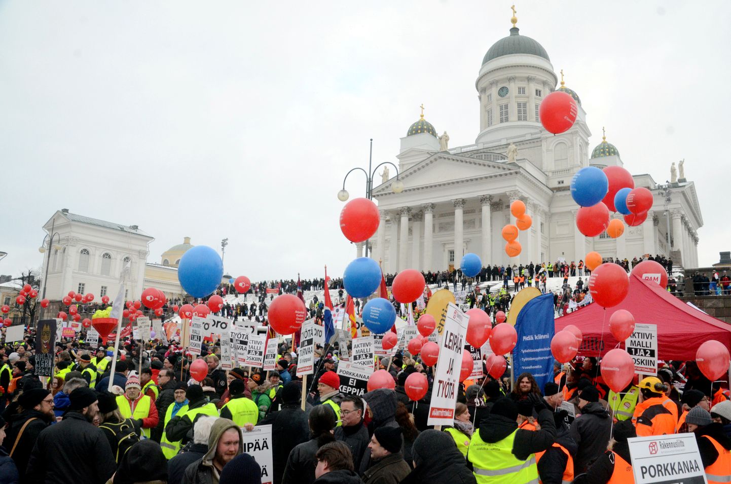 Alles veebruari alguses protestisid soomlased Helsingis valitsuse poliitika vastu, mille kohaselt piiratakse oluliselt töötutele mõeldud toetusi ja nende jagamise tingimusi.