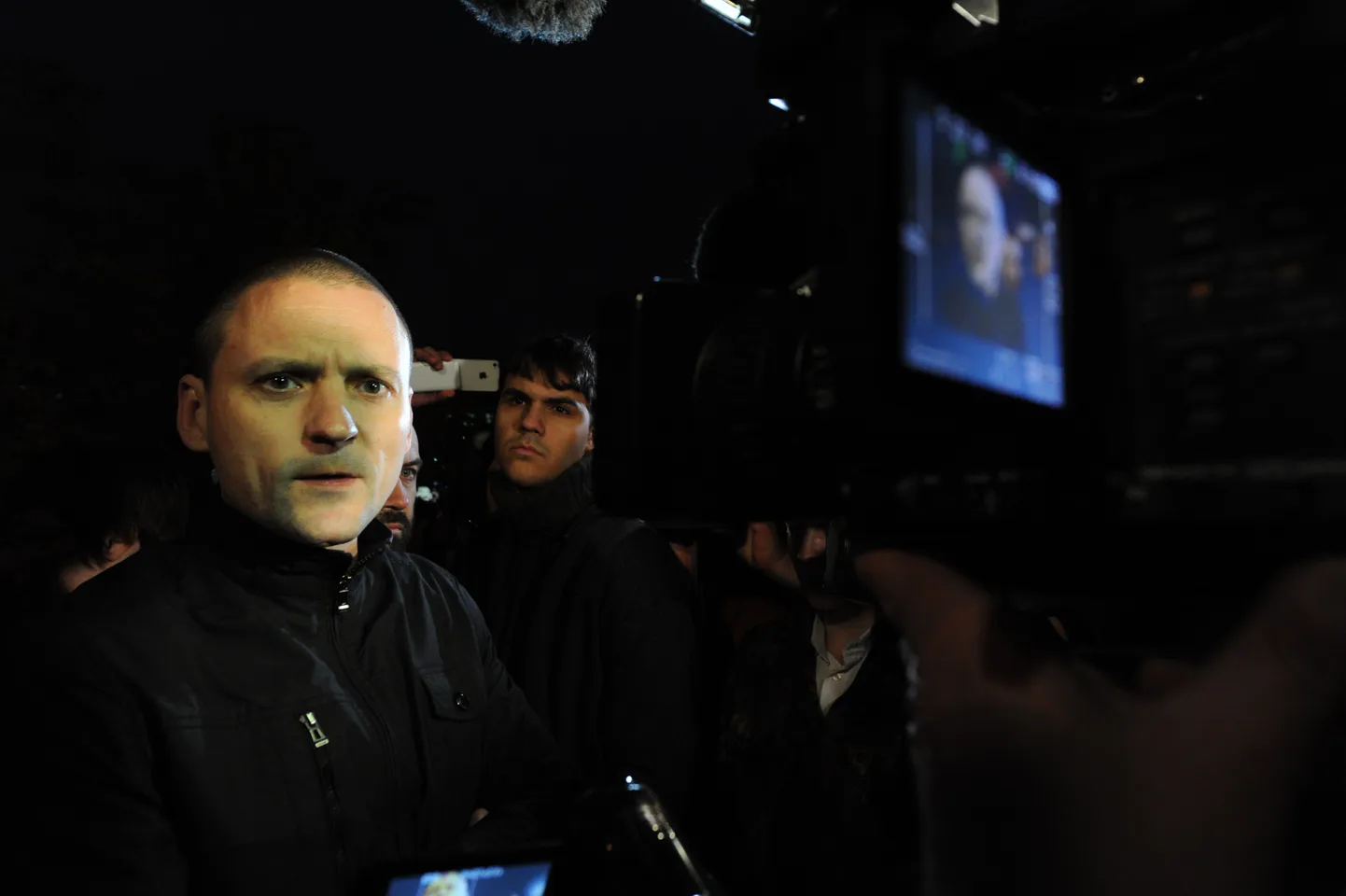 Vasakopositsionäär Sergei Udaltsov eile õhtul Moskvas Vene juurdluskomitee ees opositsiooniaktivistide vahistamise vastu meelt avaldamas.