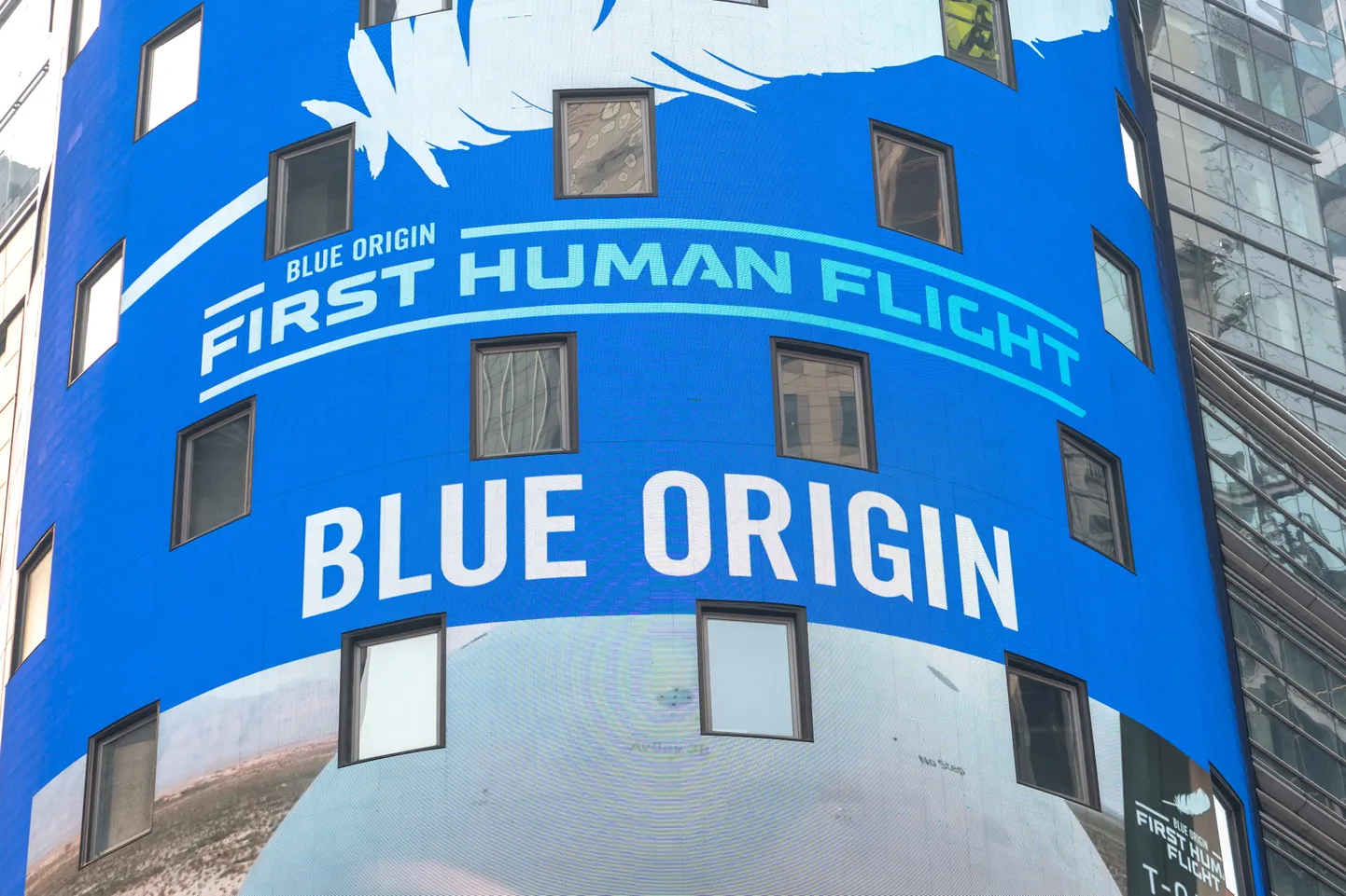 Blue Origini logo Times Square'i ekraanil enne Jeff Bezose ja tema meeskonna ajaloolist lendu kosmose servale 20. juulil 2021