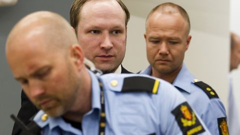 15 AASTAT HILJEM ⟩ Breiviku taparüü püünele seadmine vihastas terroriohvrite lähedasi