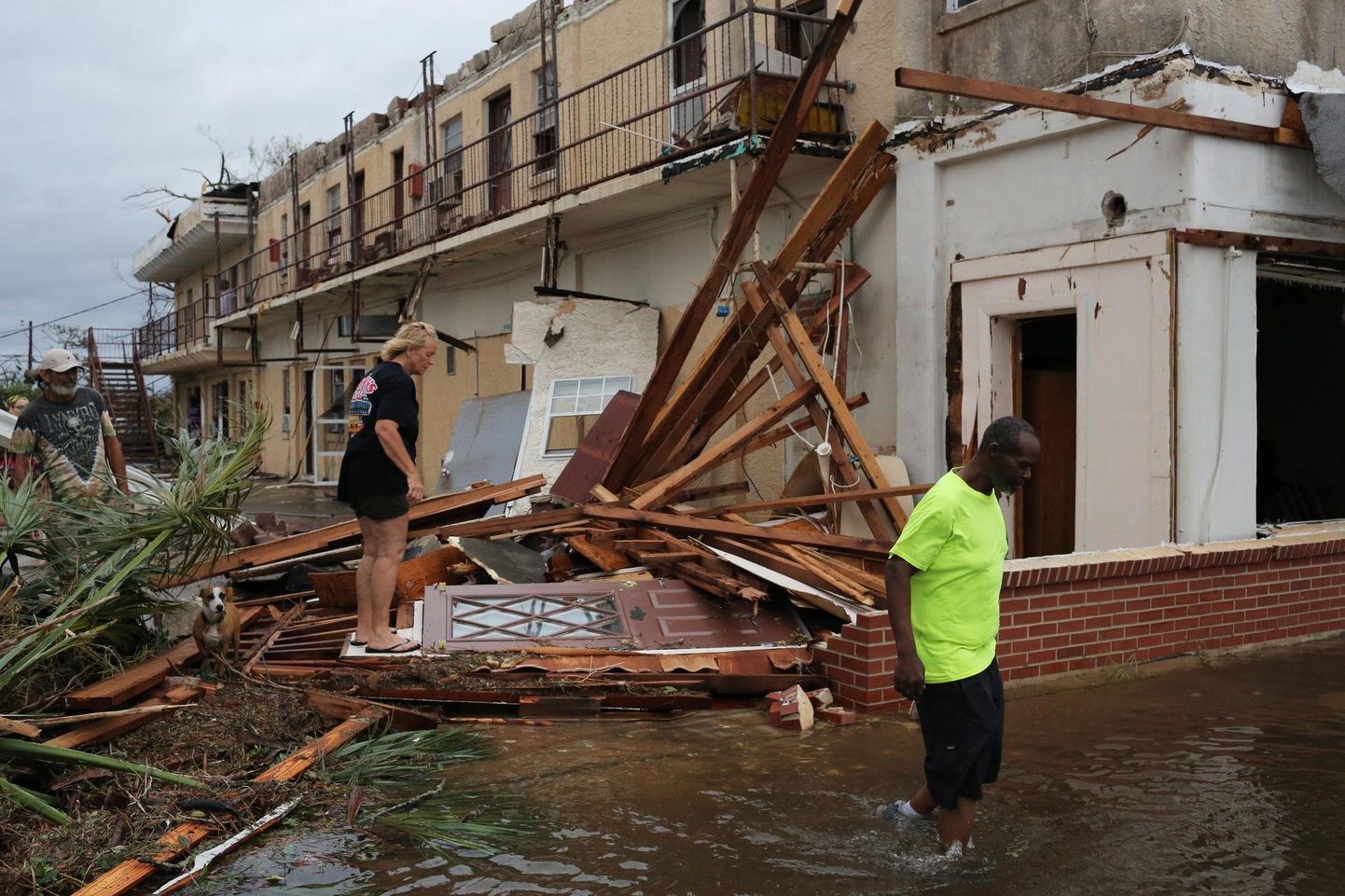 Panama City elanikud hindamas marutuultes ja tõusuvees kannatada saanud kodude kahjustusi.
