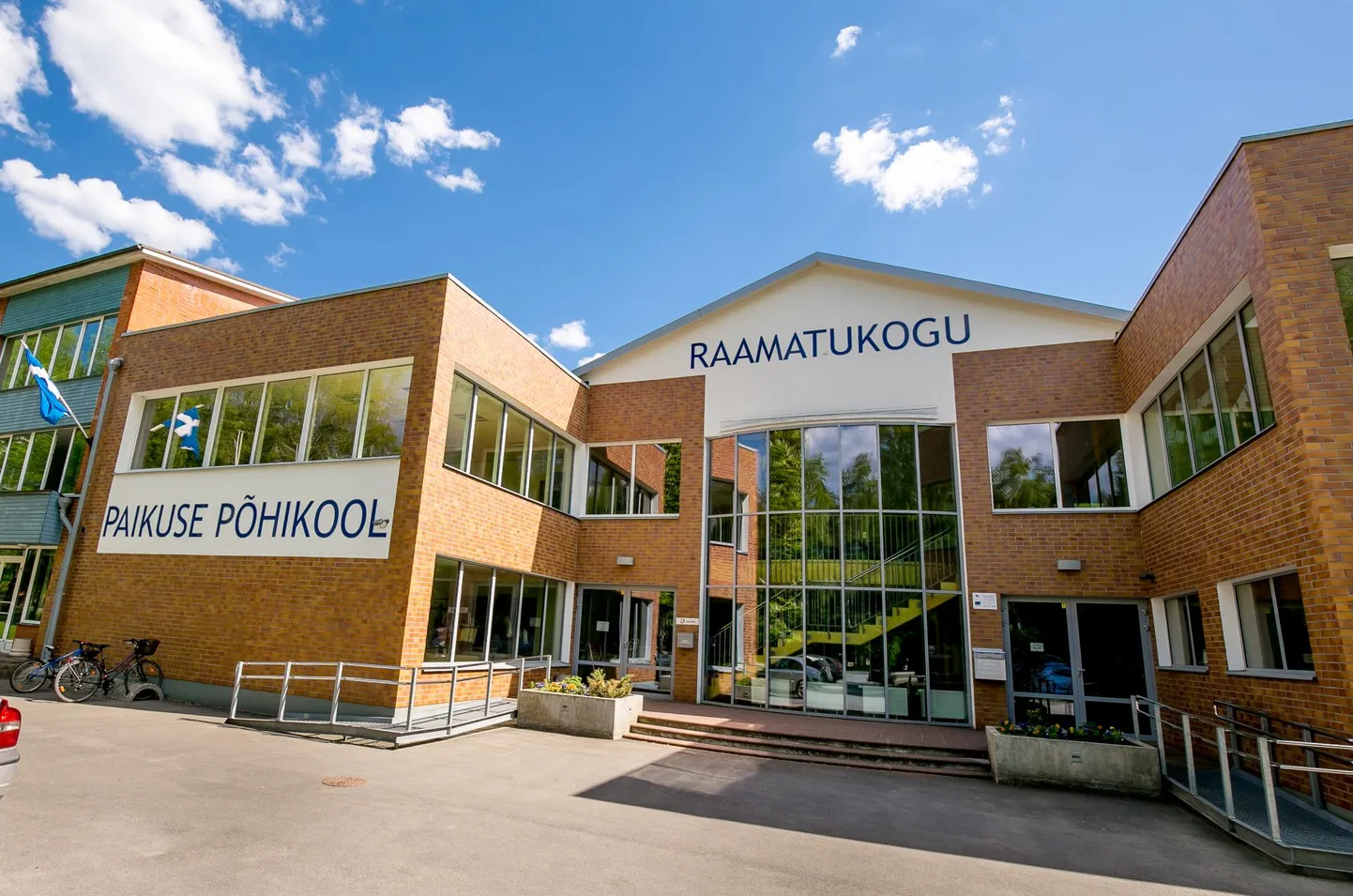 Paikuse põhi- ja huvikool töötavad praegugi samas majas.