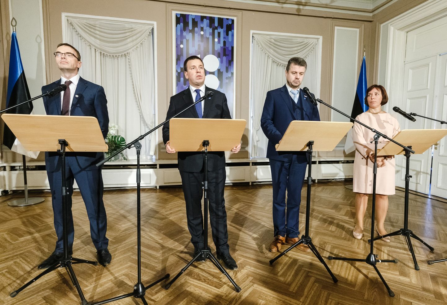Sven Mikser, Jüri Ratas, Urmas Reinsalu, Mailis Reps valitsuse pressikonverentsil
