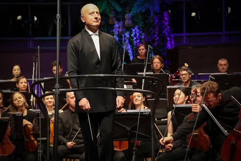 Paavo Järvi sõidab jaanuari keskel Eesti Festivaliorkestriga kümneks päevaks kontserte andma Euroopa mainekatesse saalidesse.