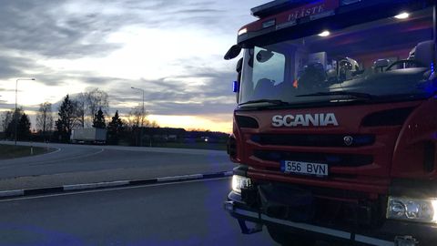Fotod: Järvamaal põrkas sõiduauto kokku veokiga