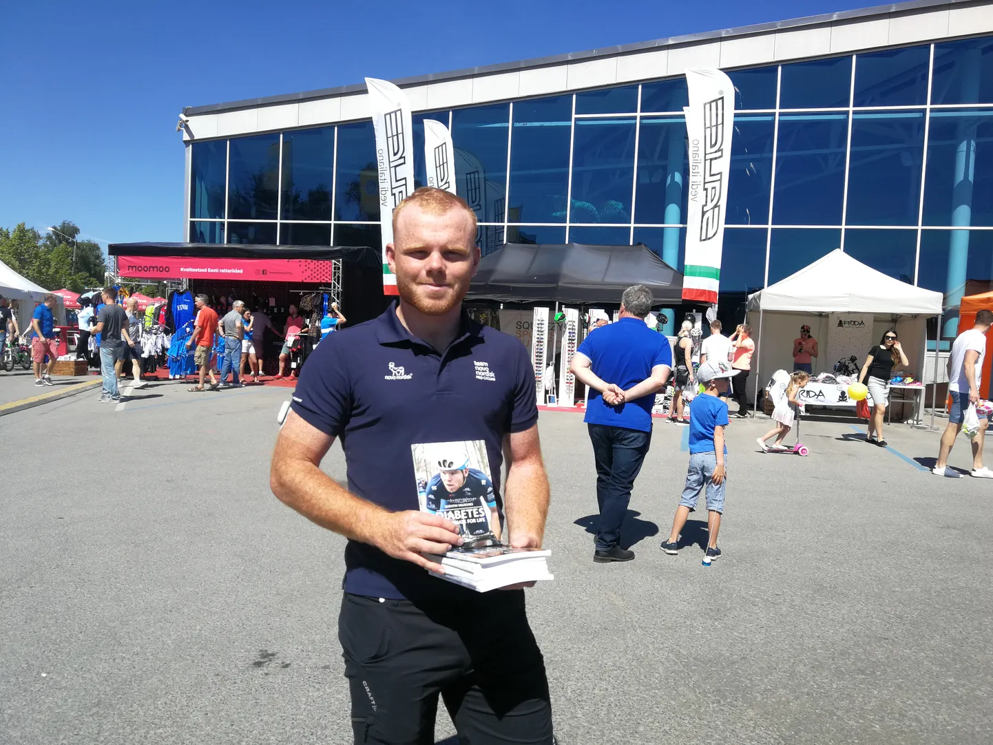 Quentin Valognes Tartus Eesimaa Velotuuril näitamas enda raamatut "Diabetes, a teammate for life".