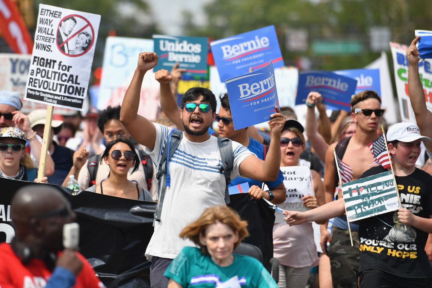Tuhanded inimesed kogunesid, et marssida Sandersi toetuseks