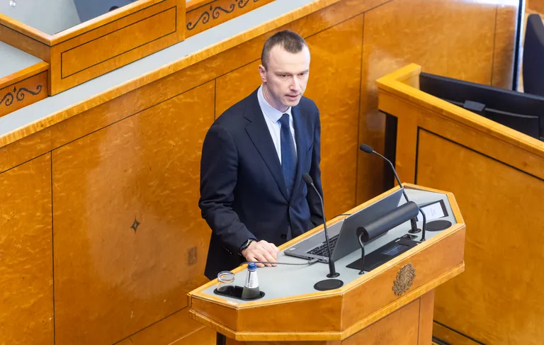 Председатель правления Elering Калле Кильк отвечает на вопросы депутатов Рийгикогу, март 2024 года, Таллинн, Эстония.