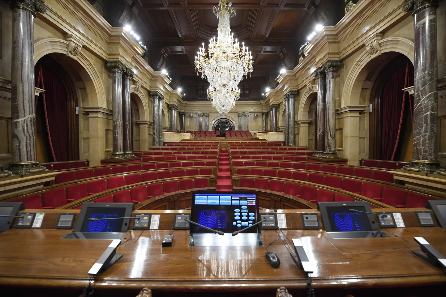 Kataloonia parlamendisaal ootab Carles Puigdemonti pöördumist.