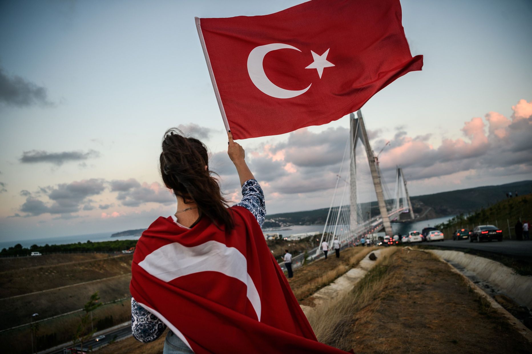 Naine Türgi lipuga