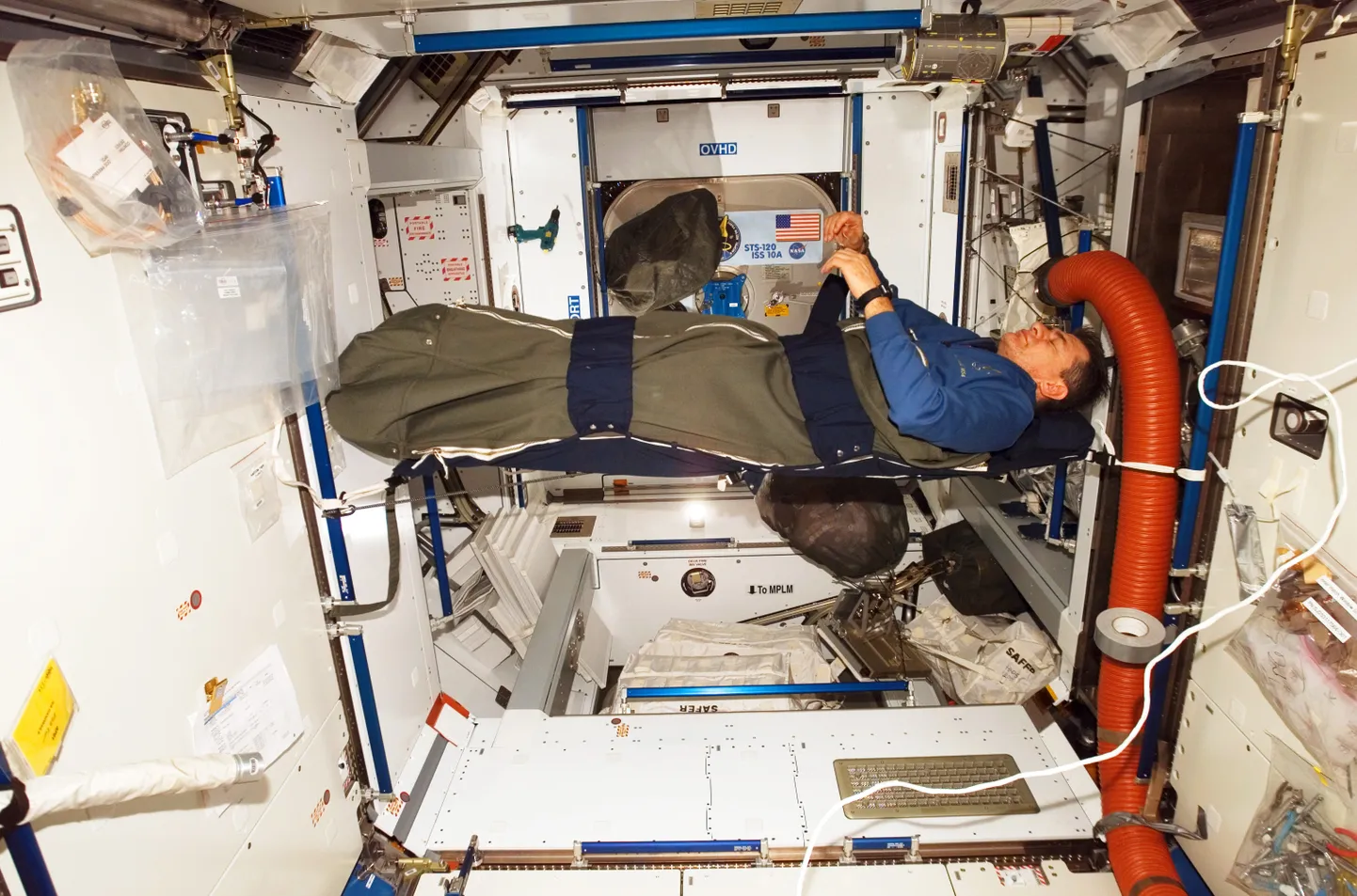 Euroopa Kosmoseagentuuri astronaut Paolo Nespoli harjutab magamist kosmosemooduli magamiskotis. Tulevikus on magamiskapslid mõeldud aga mitte öö, vaid näiteks aasta möödasaatmiseks.