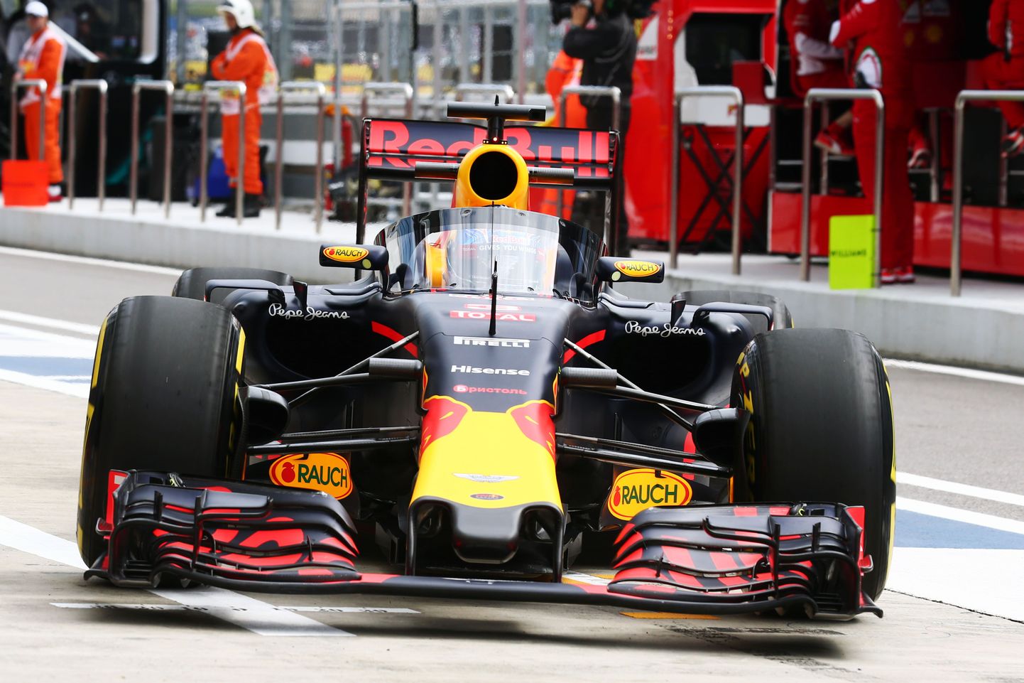 Daniel Ricciardo ja Red Bulli Aeroscreeni kokpiti kaitse