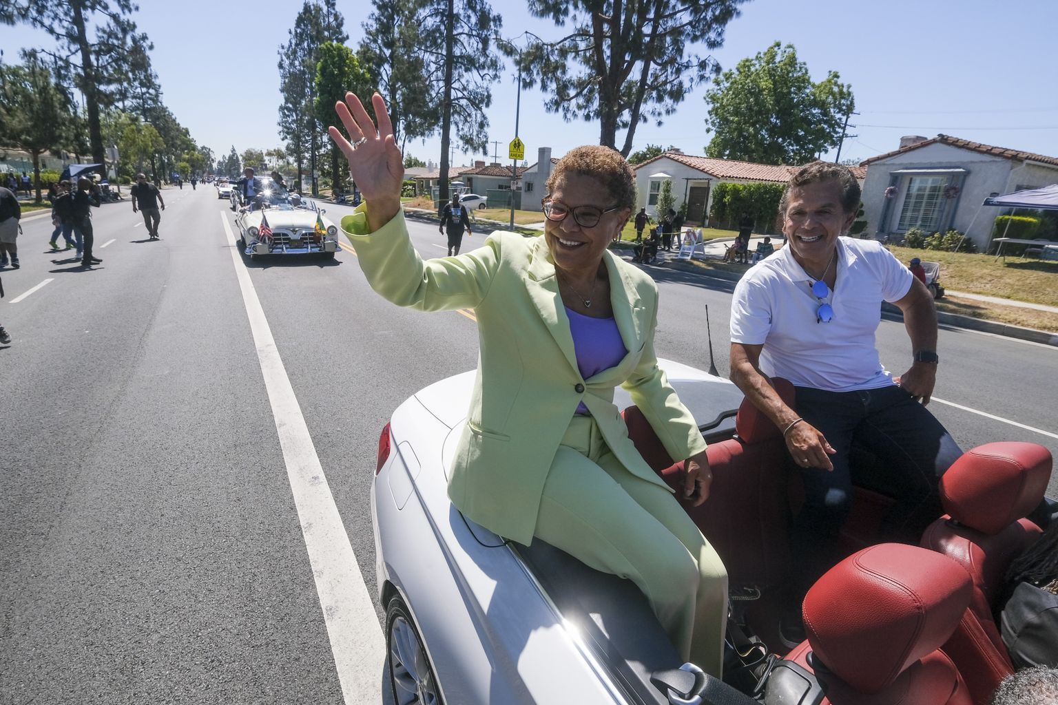 Los Angelese linnapeavalimiste soosik kongresmen Karen Bass (vasakul) ja suurlinna endine meer Antonio Villaraigosa 8. jaanuaril Los Angeleses iga-aastasel Kingdom Day paraadil.