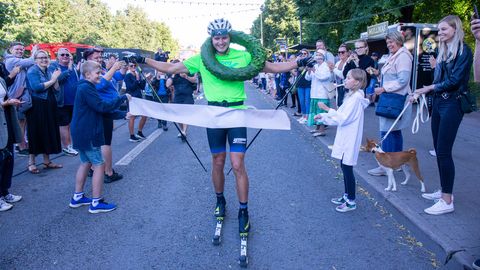 Rullsuuskadel 1006 kilomeetrit läbinud Mart Kevin Põlluste finišeeris võimsalt Tartu südalinnas