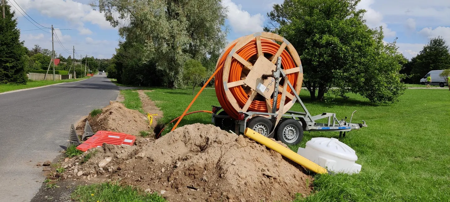 Interneti püsivõrgu paigaldamine.