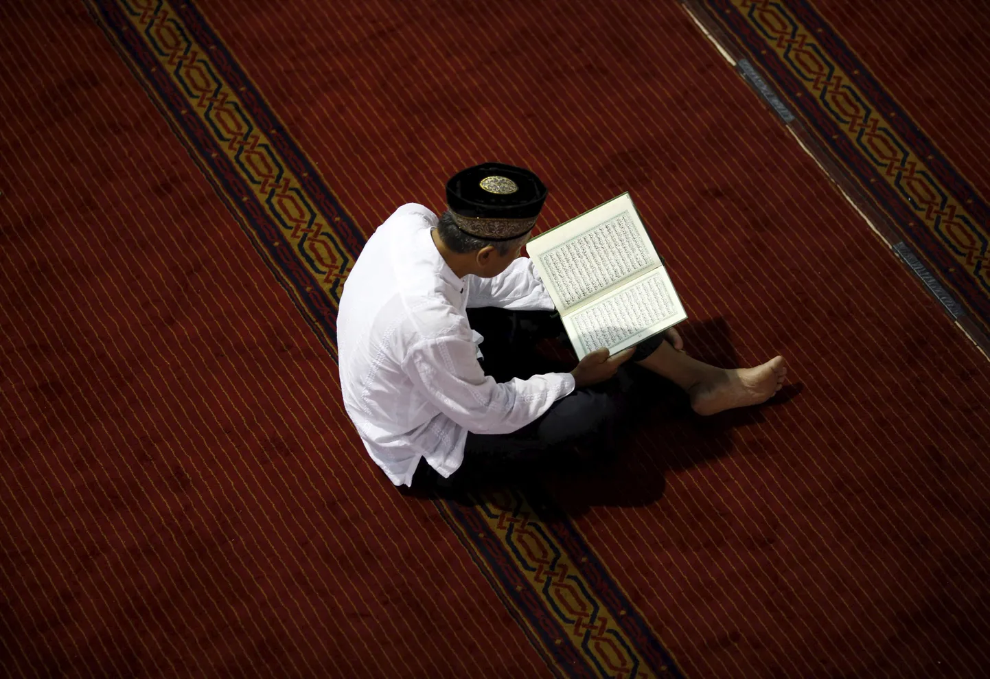 Moslem mošees koraani lugemas