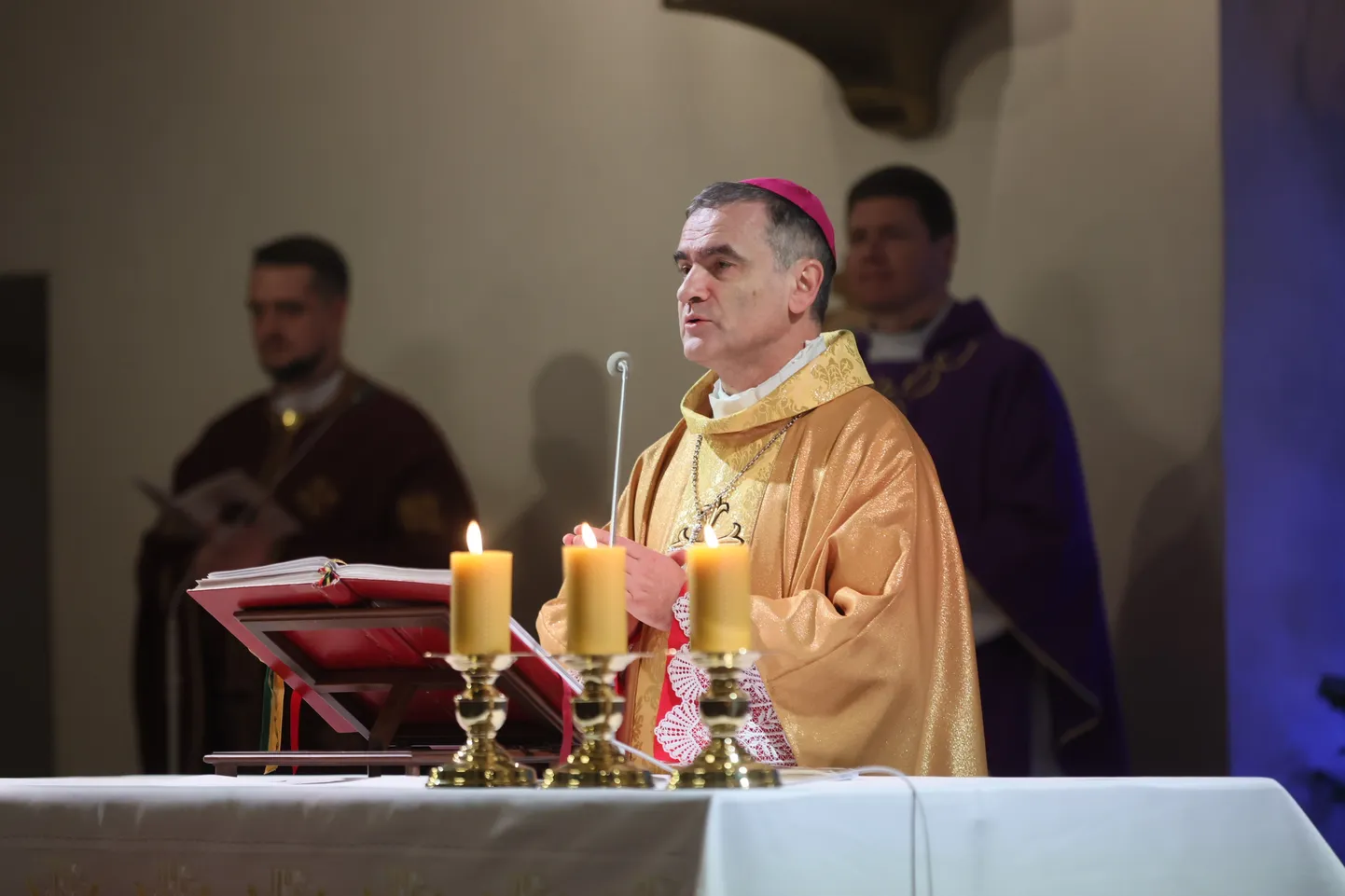 Piiskop Philippe Jourdan tänasel Benedictus XVI hingemissal Tallinnas.