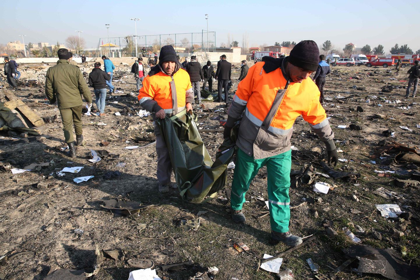 Iraani päästetöötajad Ukraina reisilennuki allakukkumiskohal.