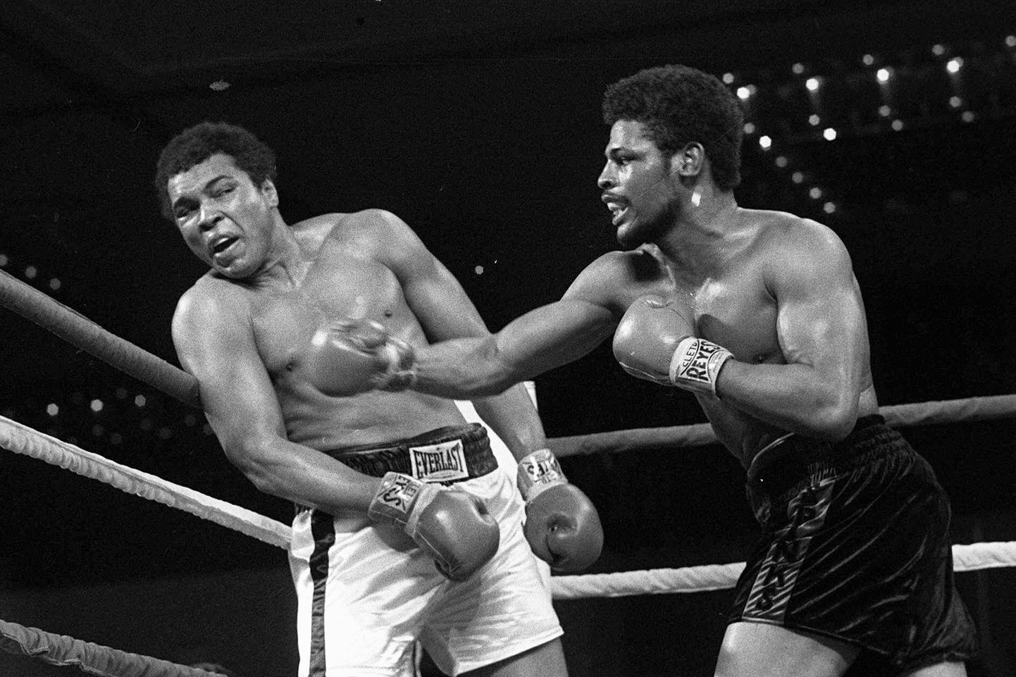 Leon Spinks (paremal) võitlemas legendaarse Muhammad Ali vastu.