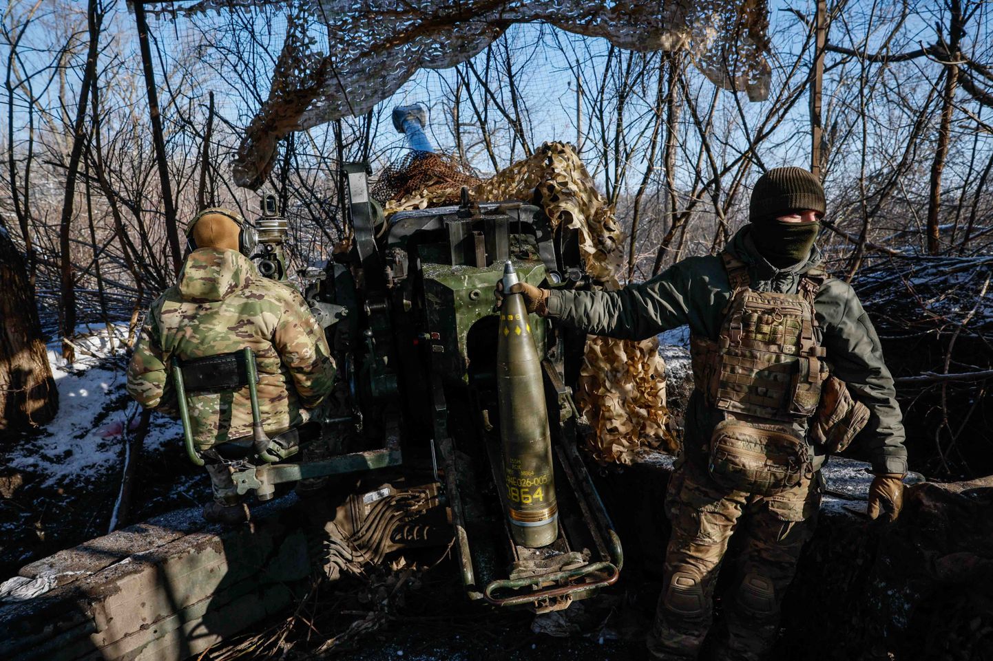 Ukraina Rahvuskaardi 12. eriüksusbrigaadi Azov sõjaväelased annavad haubitsast LH-70 tuld Vene positsiooni pihta Donetski oblastis.