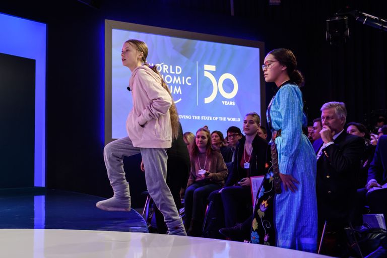 Greta Thunberg astumas Šveitsis Davosis majandusfoorumil paneeldiskussiooniks lavale