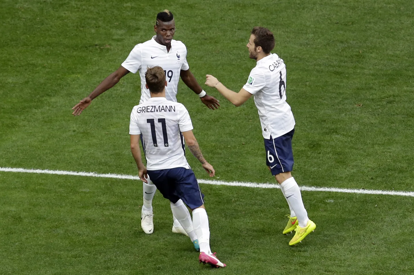 Prantsusmaa koondise võtmemängijad Paul Pogba (üleval), Antoine Griezmann  (nr. 11) ja Yohan Cabaye.