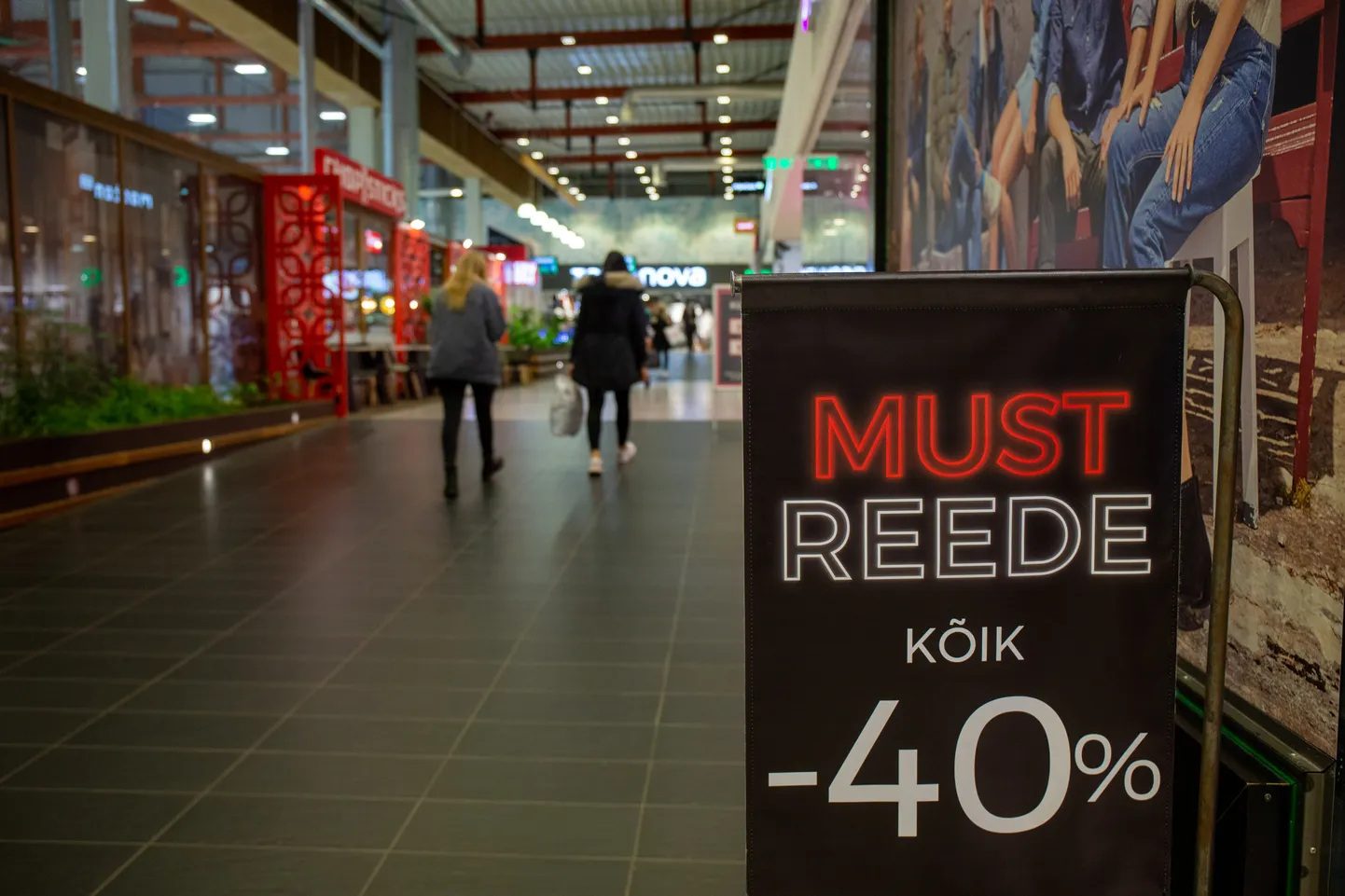 Must reede kaubanduskeskuses.