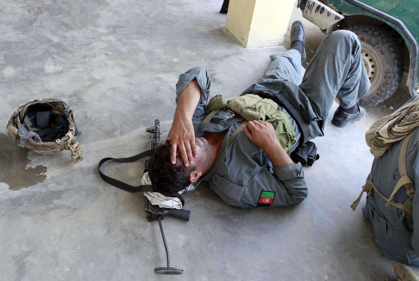 Afgaani politseinik puhkab sel kuul pärast ühist reidi USA sõduritega.