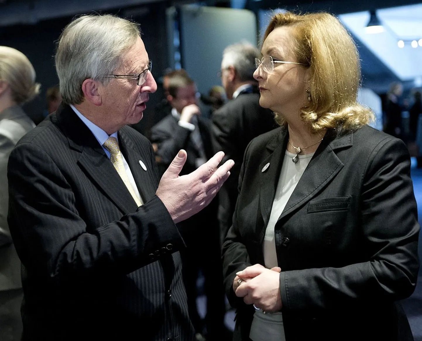 Eurogrupi juht, Luksemburgi peaminister Jean-Claude Juncker ja Austria rahandusminister Maria Fekter. Juncker põhjustas nädalavahetusel Kopenhaagenis rahandusministrite kokkusaamisel väikese skandaali, kui jättis ära traditsioonilise kohtumisejärgse pressikonverentsi. Veteranpoliitikut pahandas, et Fekter avalikustas kokkuleppe enne teda.