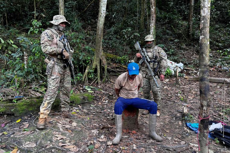 Brasiilia julgeolekutöötajad on kinni nabinud ühe ebaseadusliku kaevuri. (Foto: Alan Chaves / AFP / Scanpix)