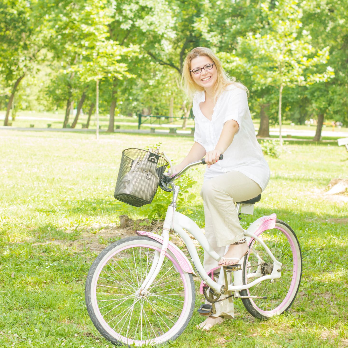 Женщина на велосипеде. Иллюстративное фото.
