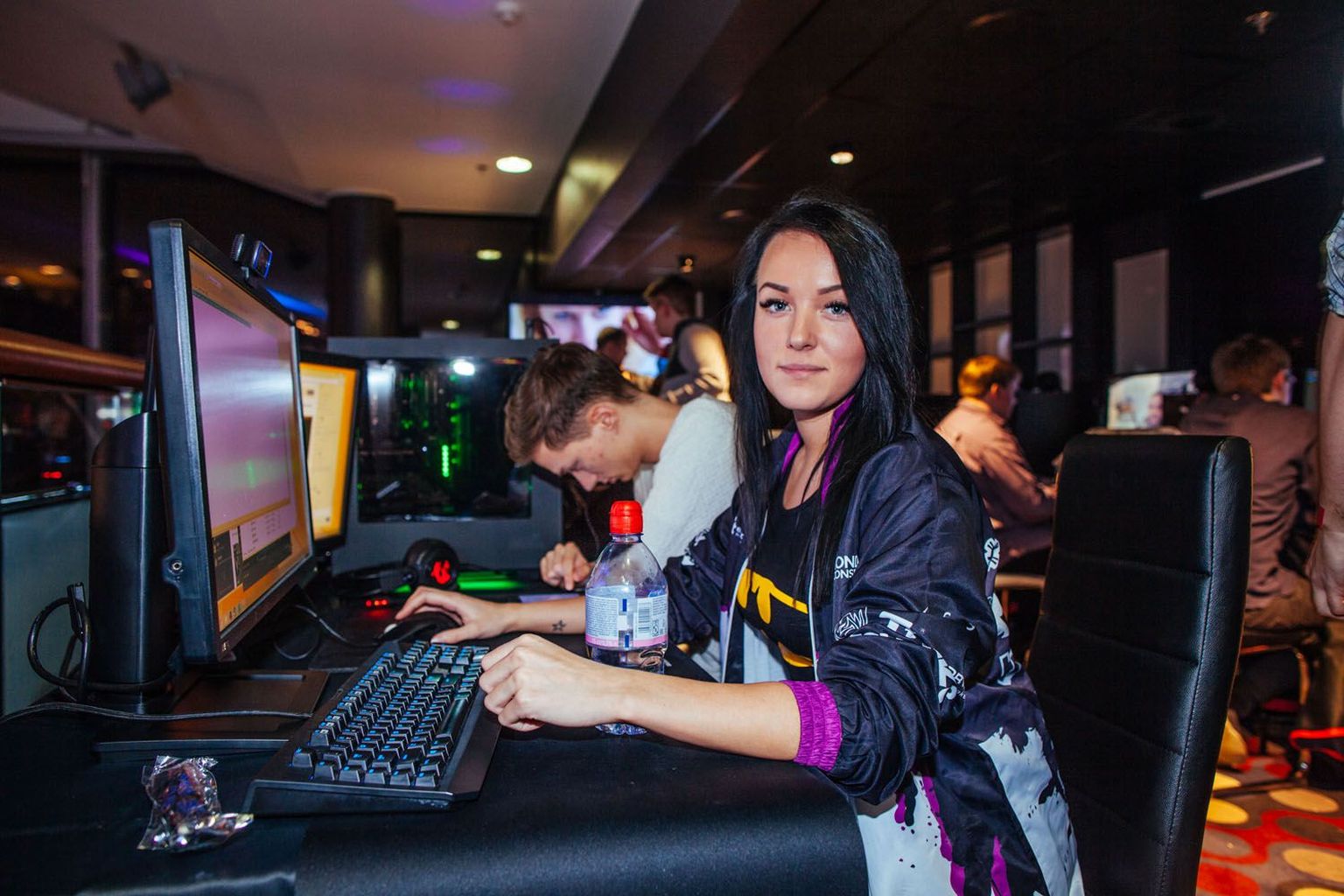 24-aastane Carmen Peussa mängib publiku ees peamiselt «Counter-Strike’i».