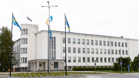 DIREKTOR PEAB LAHKUMA ⟩ Rakvere linna hinnangul Vabaduse kooli kriisi lahendamisega ei venitatud